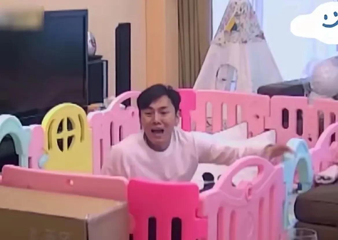 《扫毒风暴》结局之后，秦昊，伊能静多少年前的视频都被网友抖搂出来了。
下面这个是