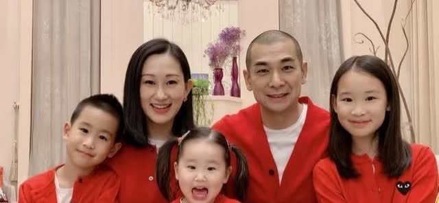 赵文卓一家看凤凰传奇演唱会：凤凰传奇“吉祥如意”北京演唱会现场，赵文卓携妻子张丹
