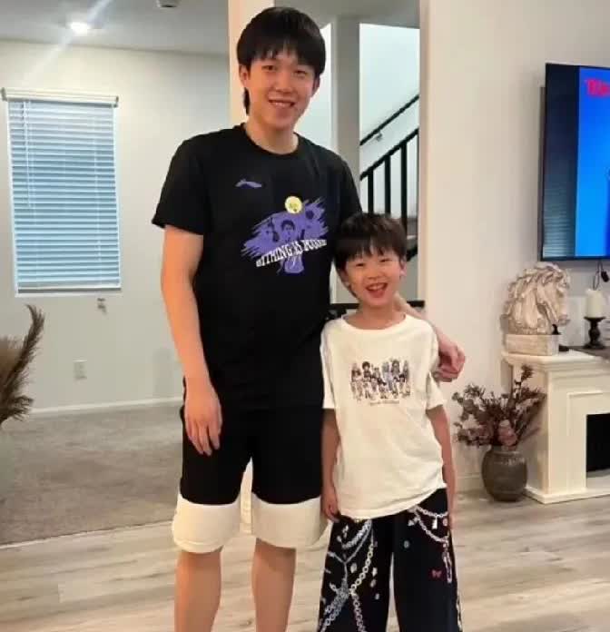 梁靖崑儿子晒出与王楚钦合照！这真是比叔叔还亲的叔叔呢！照片中王楚钦搂着梁靖崑儿子
