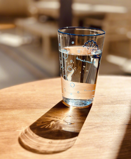 如果最近感觉运气和气场不太好，情绪有点低落，🉑倒一杯水，自来水就行，然后往水里