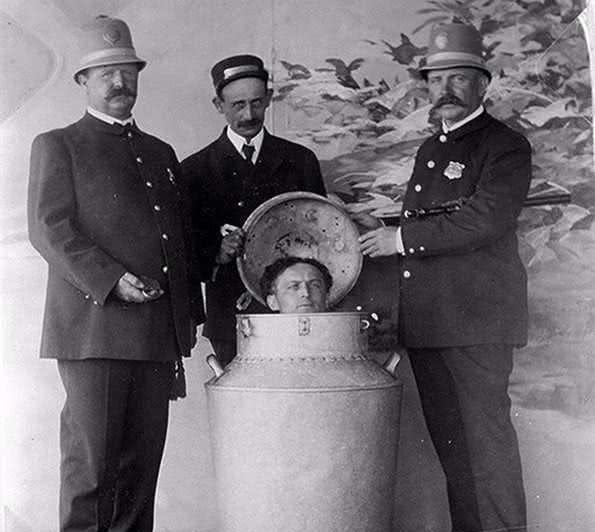 1908年，一个英国男子因偷窃牛奶的罪名，被三名警察关进了牛奶罐里，男人不禁大喊