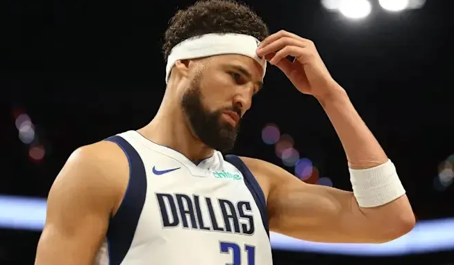 NBA常规赛，独行侠114-123不敌太阳。
赛后独行侠球员克莱-汤普森接受了记