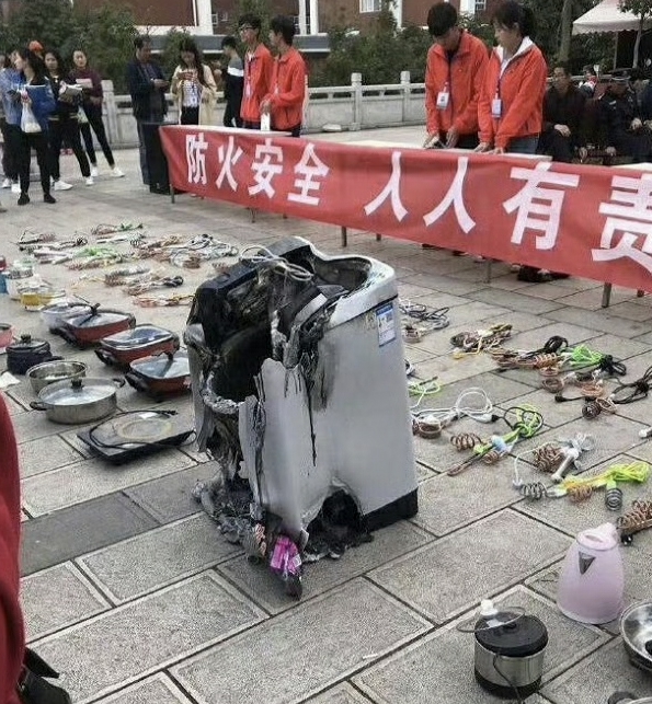 学校查寝的时候没收学生的，太可怕了！ ​