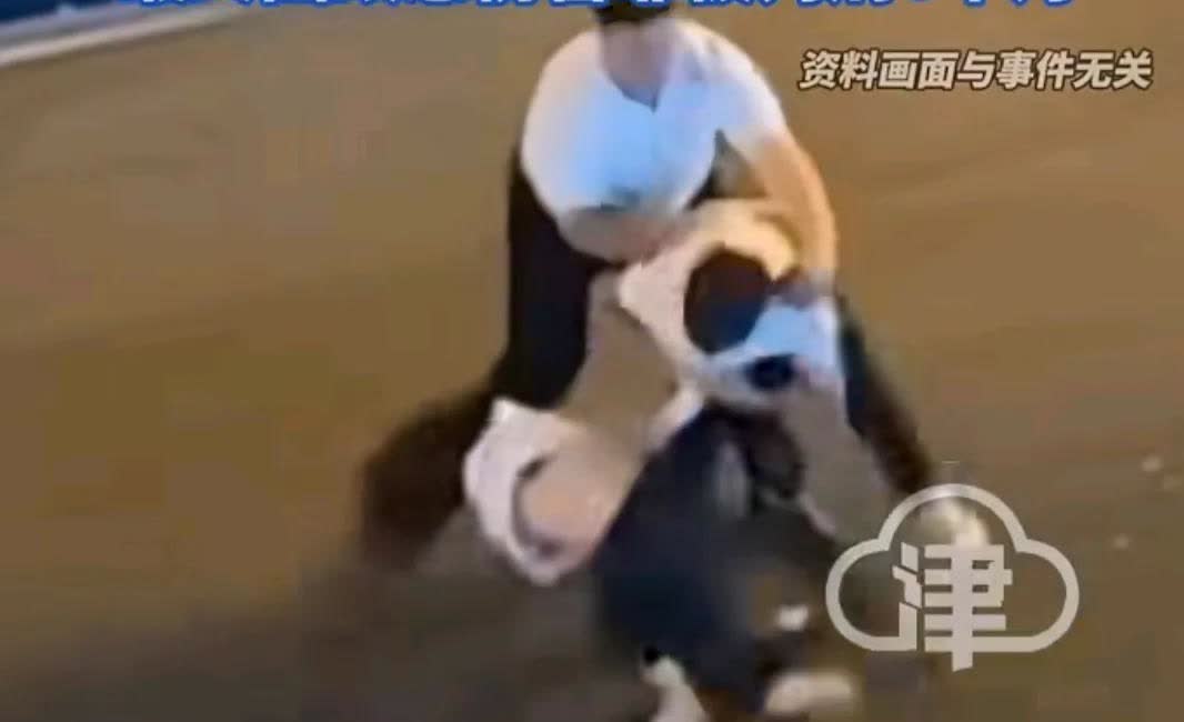 男子嫌妻子开车太慢要换自己开，因没有驾驶证被拒绝，于是当街打断妻子四根肋骨。家暴