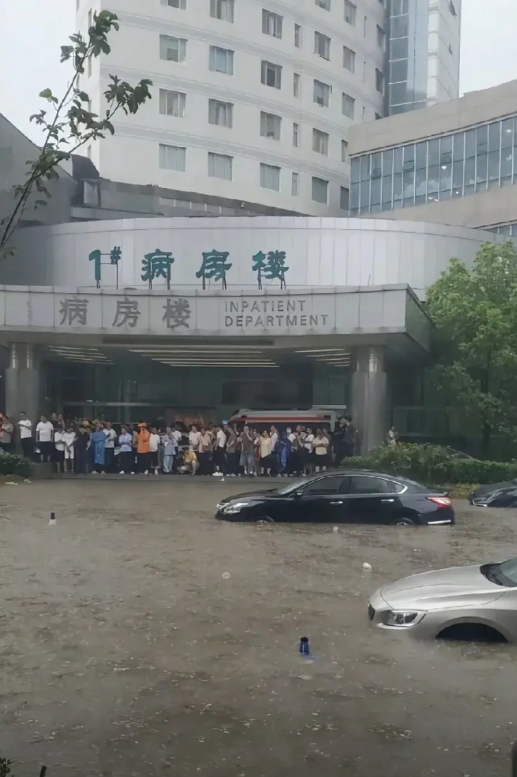有时候我真的很郁闷
郑州二一年经历了720暴雨
一下子走了那么多人
郑大一附院淹