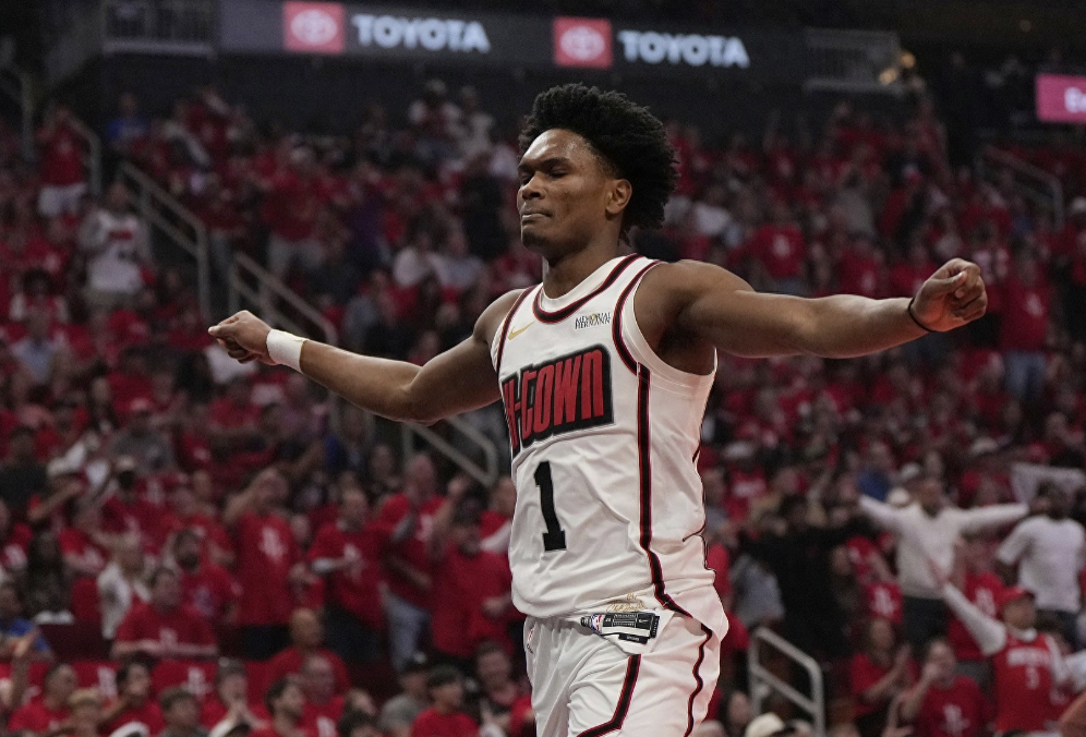 今日《体育画报》撰文谈到了阿门-汤普森，表示其在新赛季的底角三分将有望成为一大武