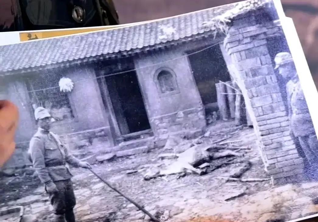 1939年黄土岭战役，八路军炮手李二喜击毙日军"名将之花"阿部规秀。照片中两名日