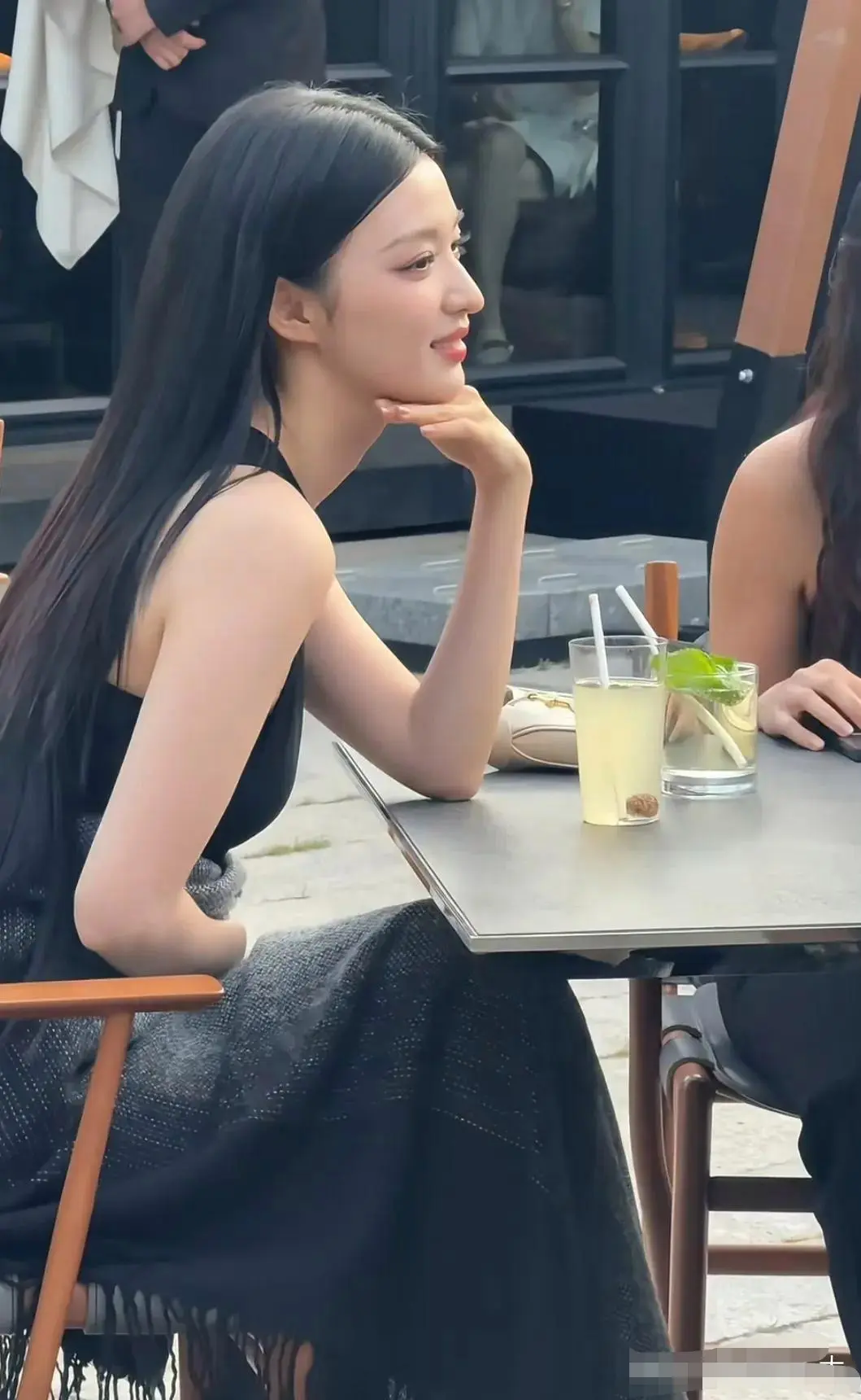 王楚然喝饮料被网友偶遇
本人真的太美了吧

头发丝都散发着魅力

气质这种东西真