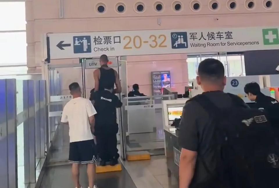 文班亚马太高了，这不是为难安检人员吗？
当文班亚马进入高铁站安检之时，安检球员感