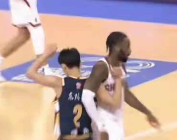 篮球比赛哪有不激烈对抗的，哪有身体不接触碰撞的，这些都正常，但是还是不要没完没了