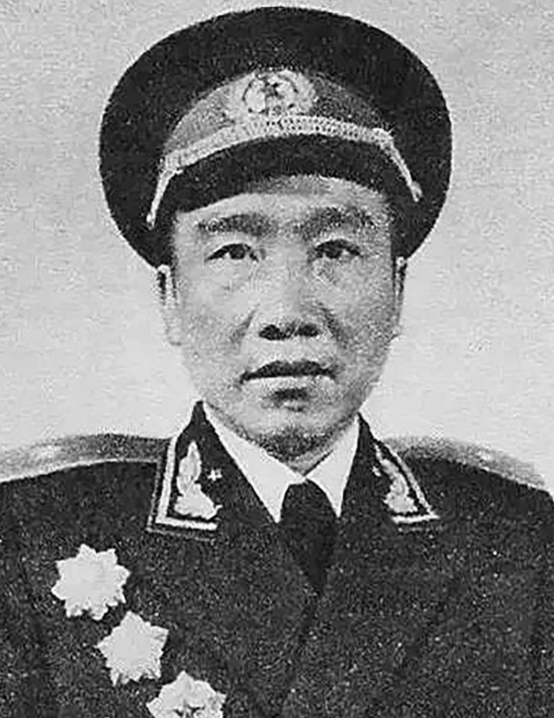 1934年，一个农民出卖了小红军的藏身处，正当敌人扬刀砍杀红军时，农民却上前喊道