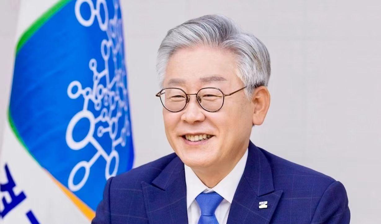 李在明上台后发出感慨，激怒中国的代价，韩国人根本承受不住。李在明在其接受美国媒体