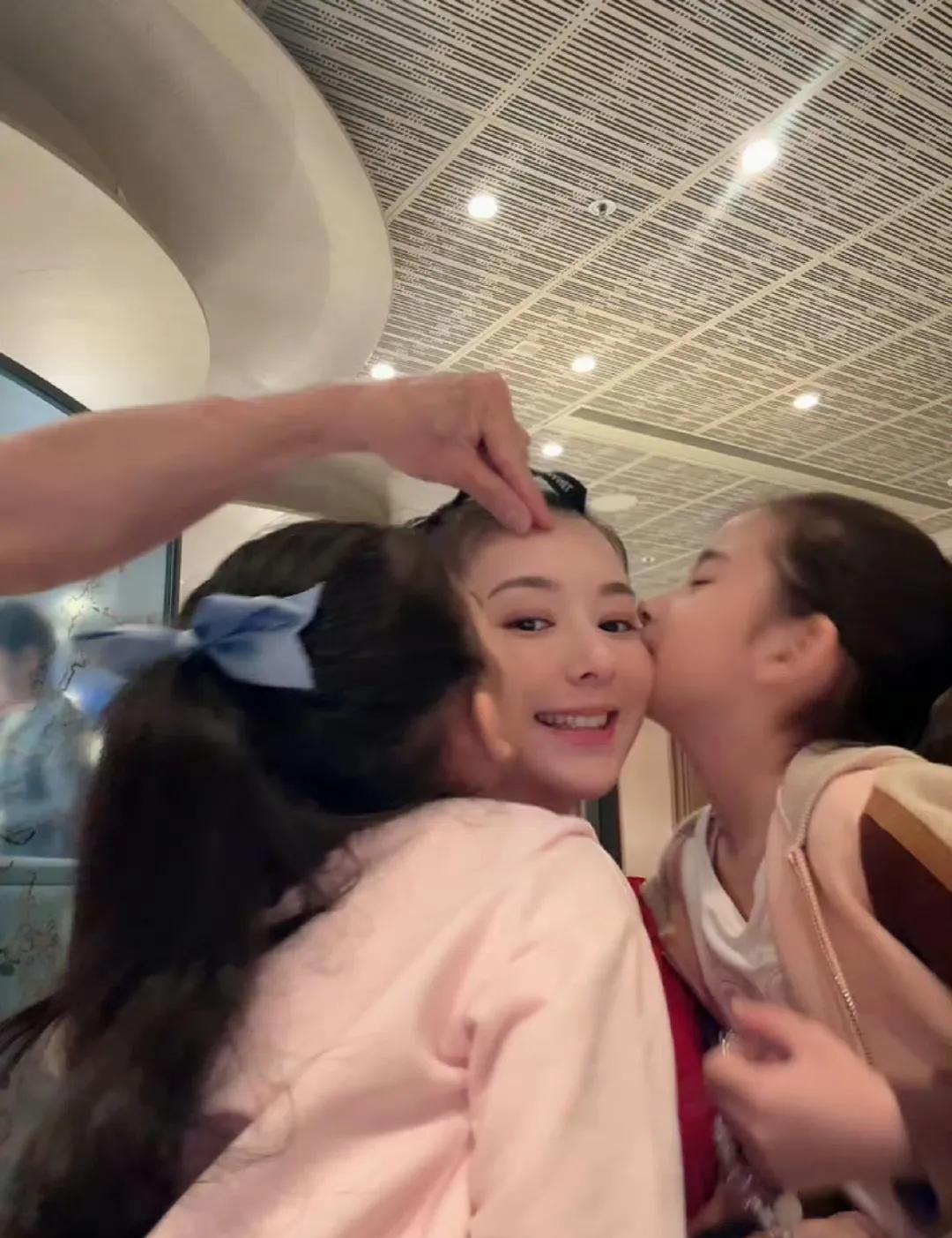 方媛怀三胎官宣！美貌气质超吸睛