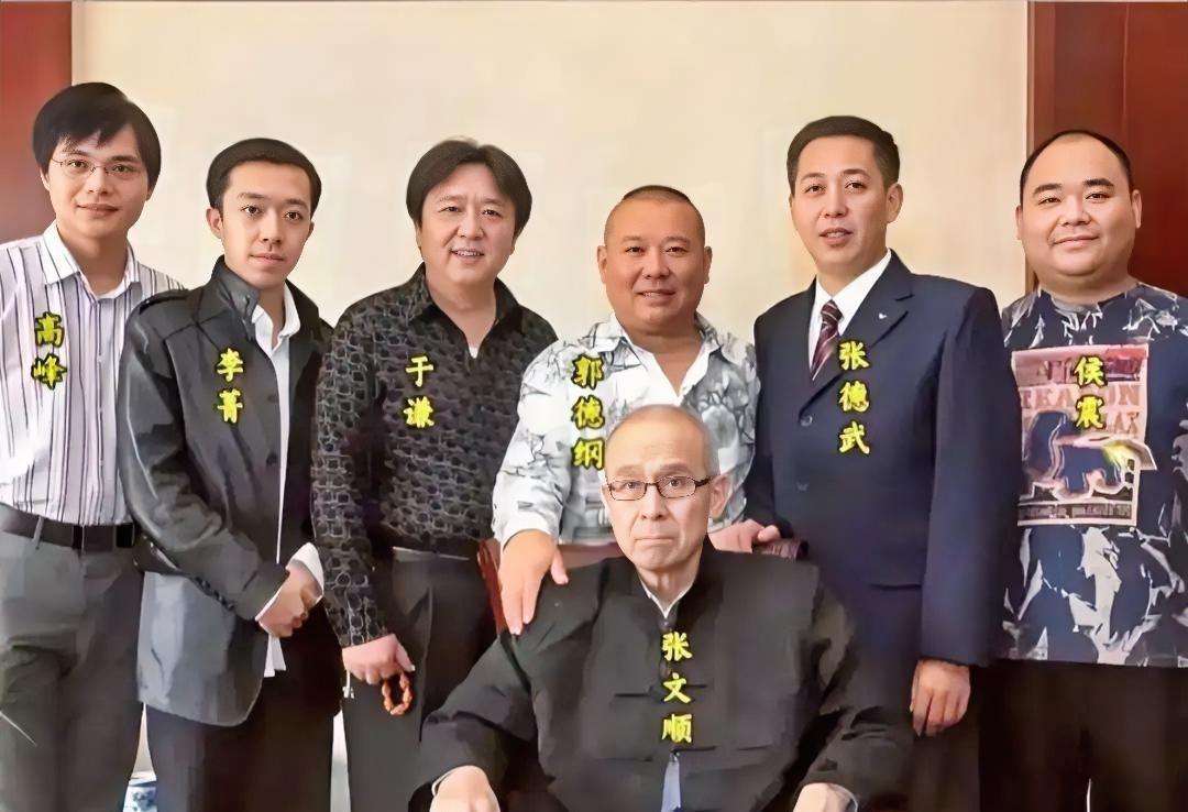 这张老照片，是早期德云社的创业团队。
高峰、李菁、于谦、郭德纲、张德武、侯震、张