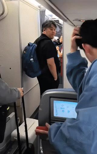 旅客大哥好敢拍[偷笑][偷笑][偷笑][偷笑]，估计是坐小石头后面的，一直怼着小
