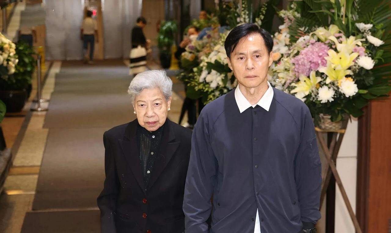 以为老戏骨只是角色，直到90岁的她冒雨送他最后一程！
总以为TVB里的“爷爷”“