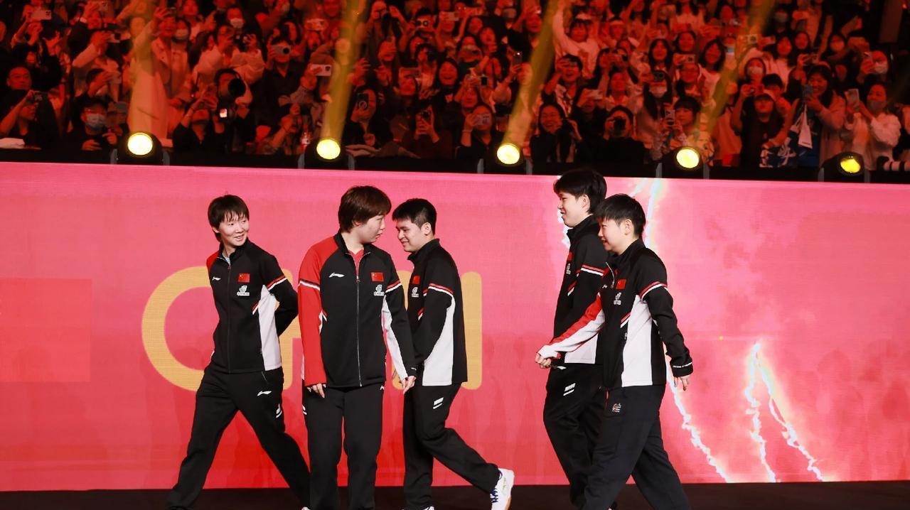 果然不出所料，决赛莎头组合再次出战！
中国队vs日本队：
混双：王楚钦/孙颖莎