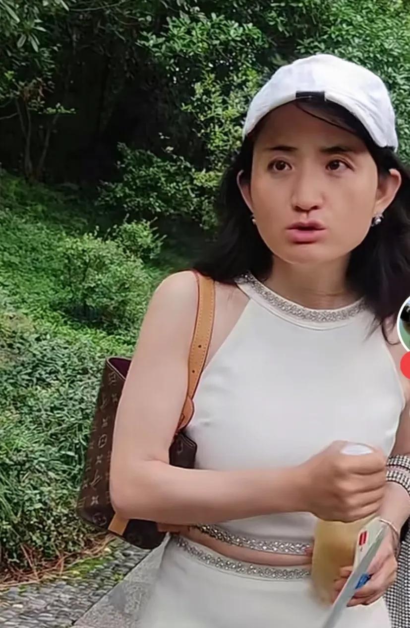 大龄剩女雅典娜说她到达过顶峰，即使跌落谷底，可以重走来时路。
不知她所谓的顶峰指