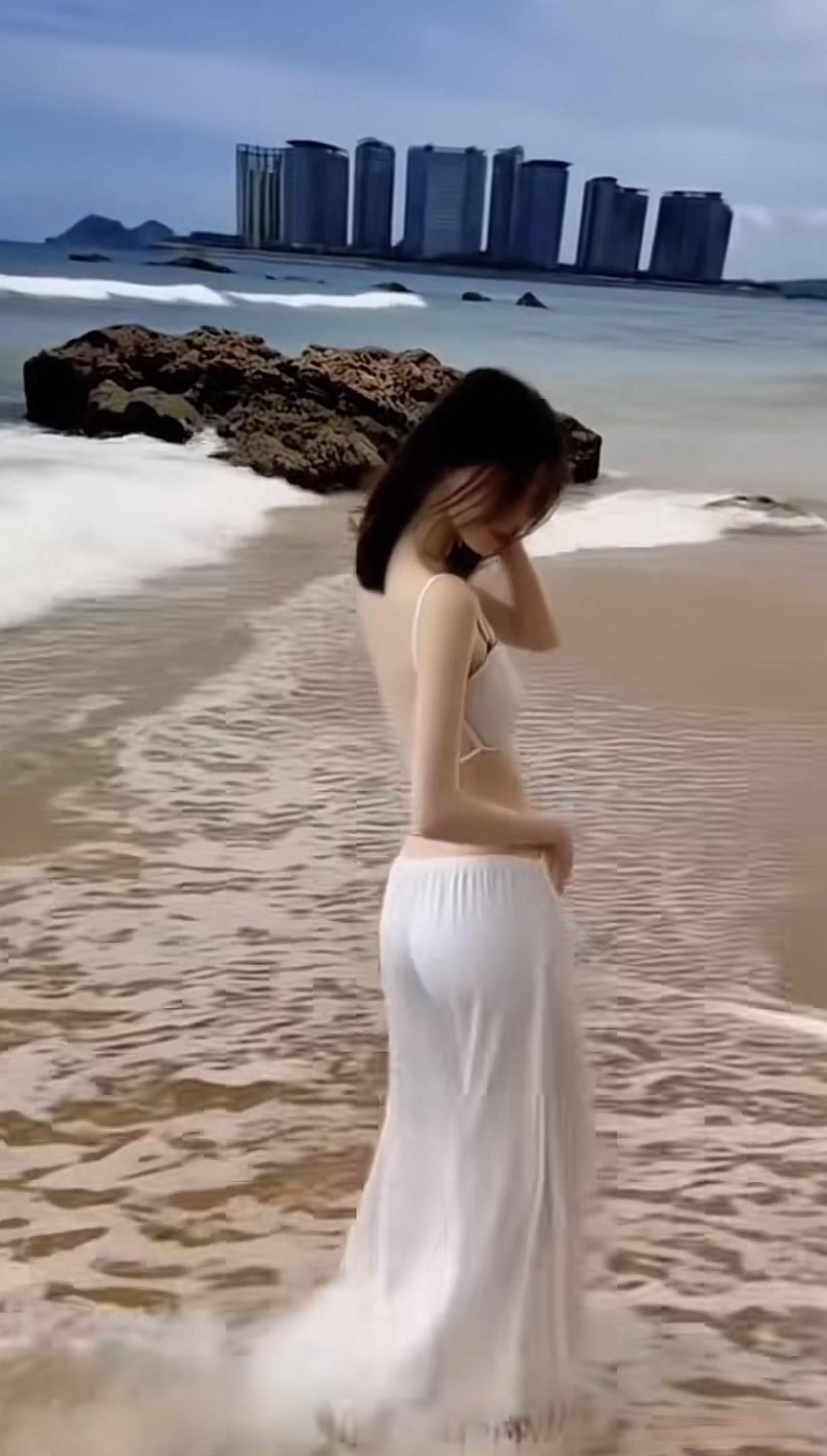 夏至，偷闲凉快一下。
感谢男生的“嫌弃”，至今让我无忧无虑，瘦得无敌。
不许说我