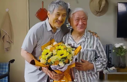 70岁的成龙看望90岁的牛犇，竟然比老艺术家还显老，大哥为电影事业奋斗终生，看着