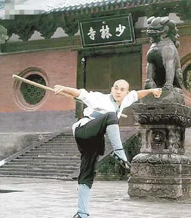 李连杰早期在接受采访时说，其实真的去少林寺的时候破坏的蛮厉害的，到处破破烂烂的，