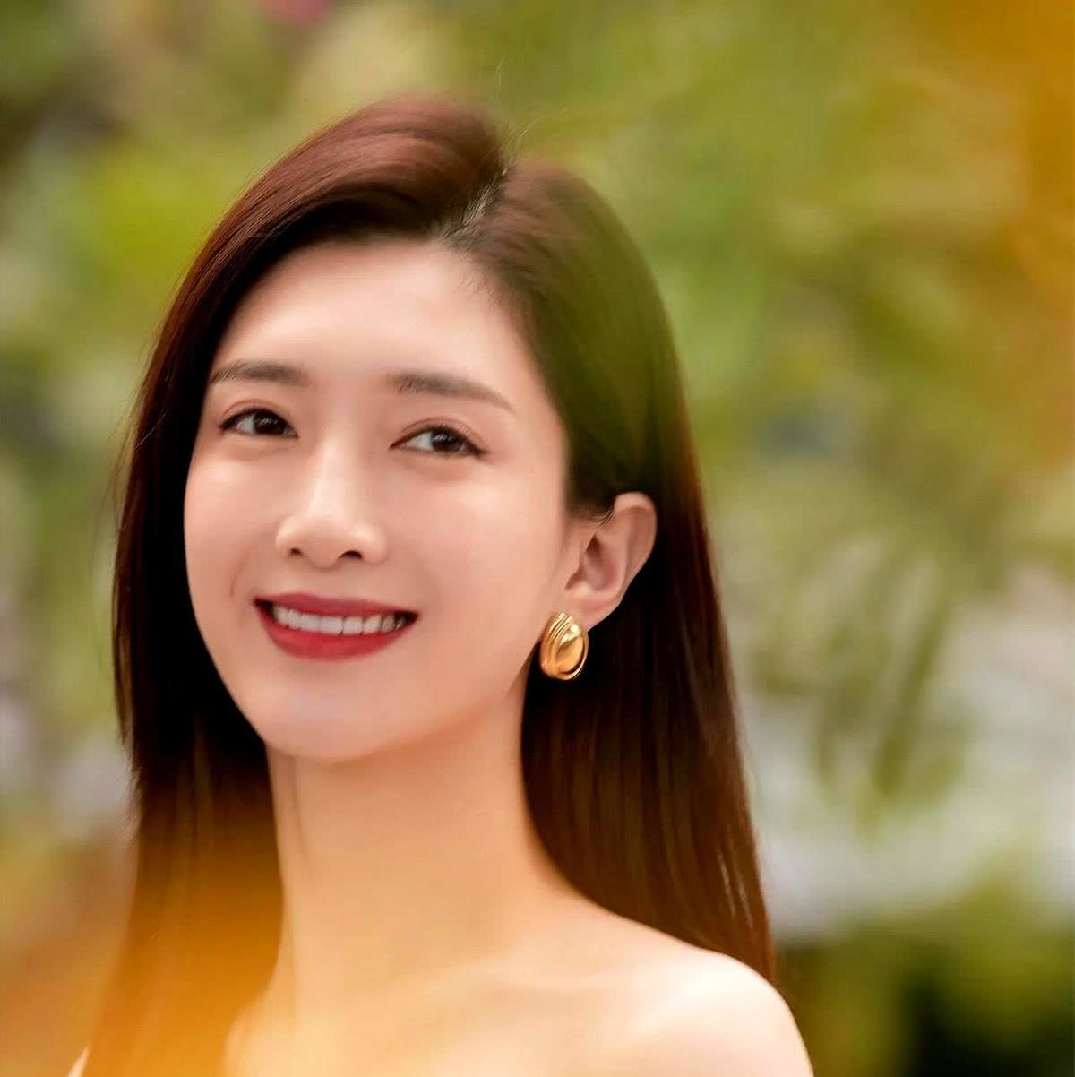 一觉醒来，江疏影的天塌了！

！

网上爆料：一线顶流女星去海外产子，所