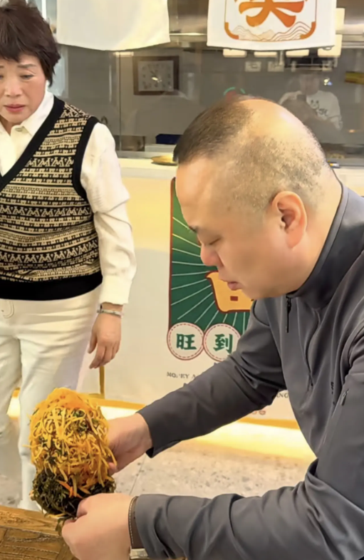 说是可以拿一碟凉菜，这技术真厉害