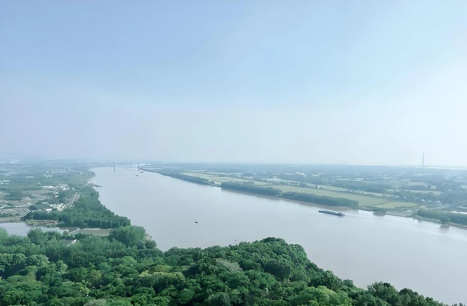 七绝：李白墓留题
采石江边激浪高，
诗仙醉卧看今朝。
南来北往风流客，
都在坟前