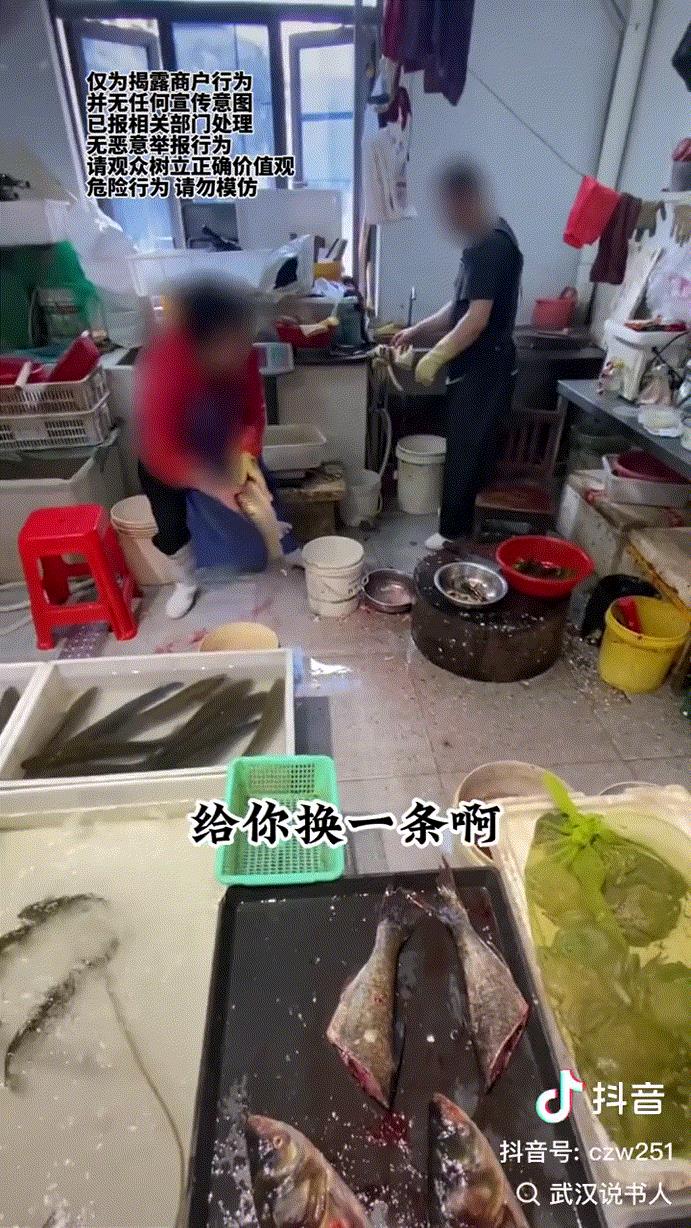 太嚣张了！湖北武汉男子买鱼，称重33.4元，男子不让宰杀，万没想到，鱼贩称“买鱼