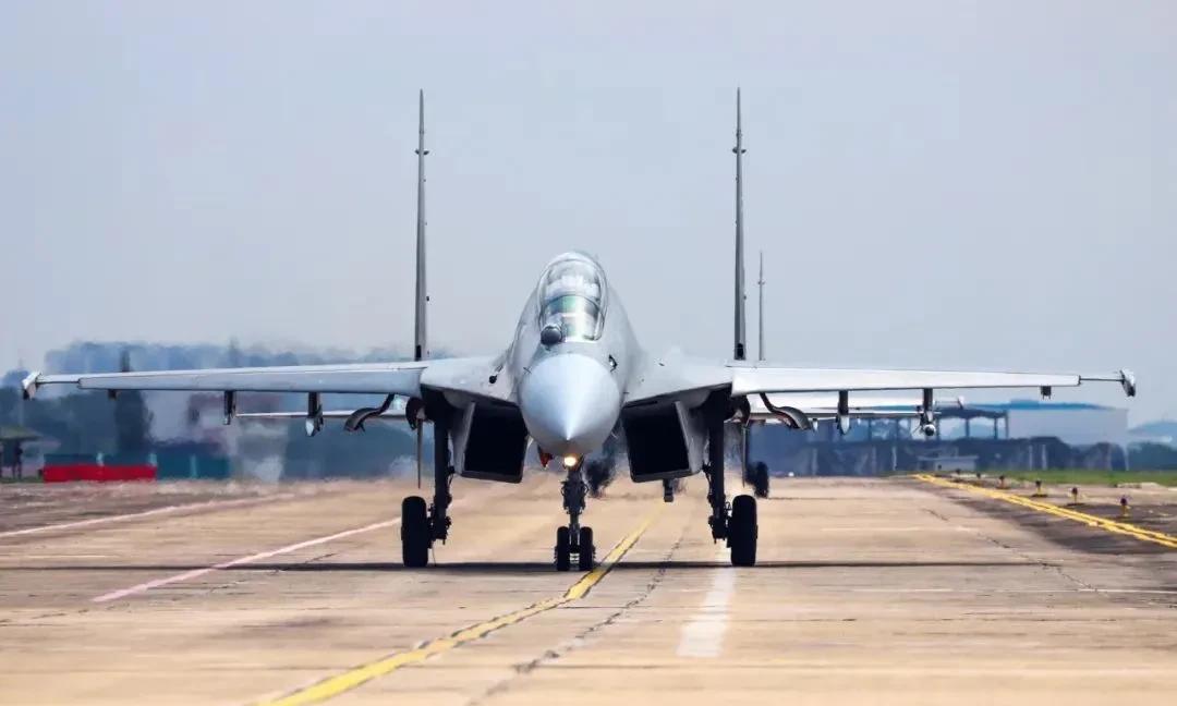南部战区空军多支航空兵部队，结合使命任务要求，组织飞行训练。图中的战斗机更明显是