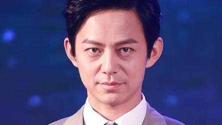 何炅“半退休”真相曝光！无妻无子却身家过亿，他活成了娱乐圈的“孤勇者”