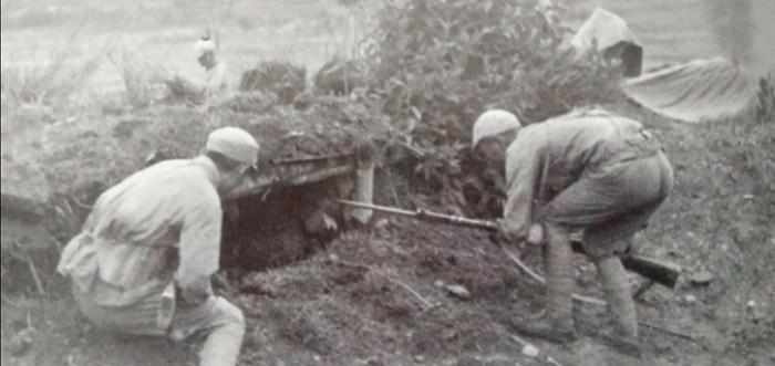 1944年8月，连长陈启明无意中发现，一名日军俘虏的脖子上挂着一块铜牌，上面刻着