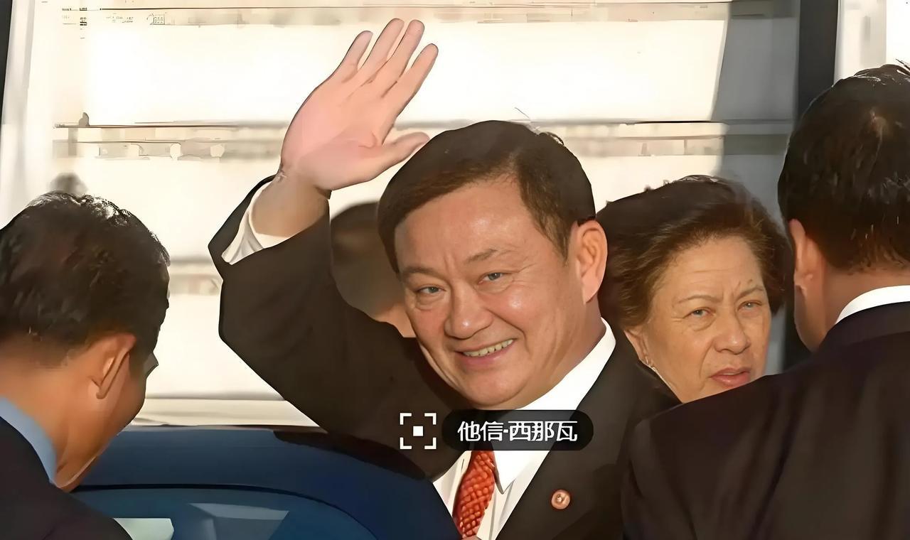 摆在他信面前只有两条路走:1、通过资本手段搞定国会和宪法法院，泰国国会基本上是商