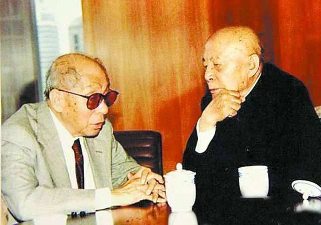 自西安事变55年后，吕正操去美国重见张学良。岁月沧桑，人间变了模样，谁能想到55