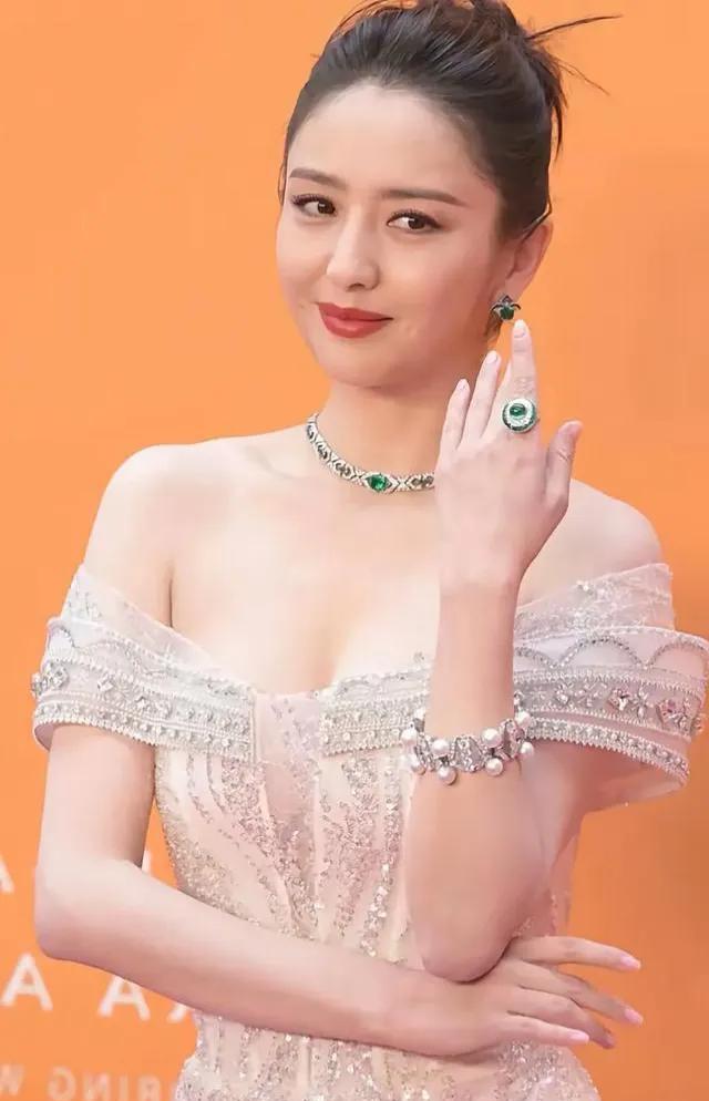 丫爷，从新疆走出来的美女，看上去让人赏心悦目！凭借《北京爱情故事》中沈冰一角走红