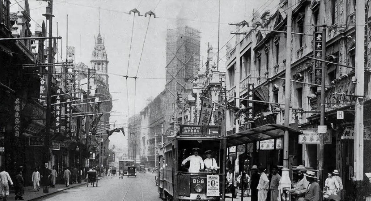 1949年南京解放后，一位贵妇走到南京总统府前，对哨兵说道：“我是陈修良，我想见