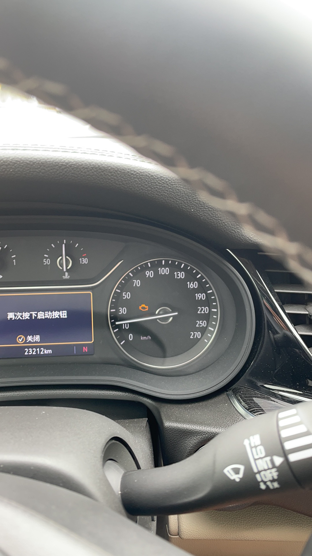 燃油泵故障
今天车子行驶途中突然油门失灵，车子在路上直接熄火现在想想都好危险，叫