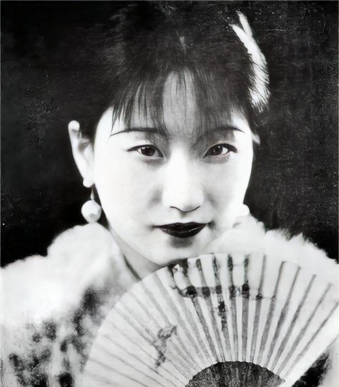 1965年，62岁陆小曼离世，悄无声息。



1903年11月7日，陆小曼在上