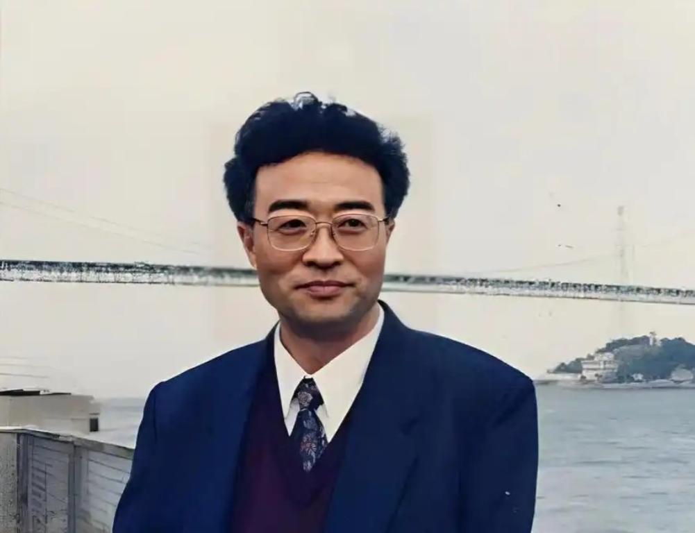 他名叫刘铁骑，是大贪官刘青山的儿子，1952年，刘青山因贪污155亿被枪毙，当时