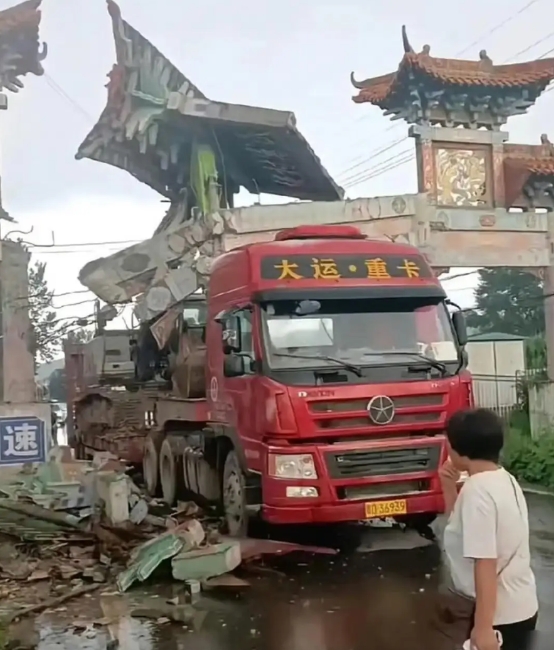 我问村长这得赔多少钱，村长却说：“这可不是赔钱的事儿，你把我们整个村的好运都给撞