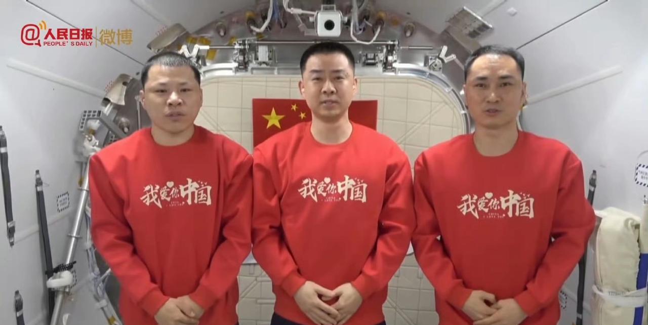 来自航天人的致敬，青春献给伟大的祖国。我爱你中国！
神舟二十号乘组很有仪式感嘛，