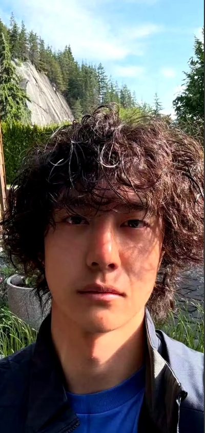 王一博没怎么晒黑，没胖没瘦，挺好的。
晒得有点红，嘴唇有点干，户外运动要多带点水