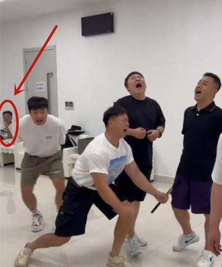 郭德纲师徒后台排练，于谦一旁淡定玩手机。郭德纲在后台唱《大西厢》，孔云龙、烧饼、
