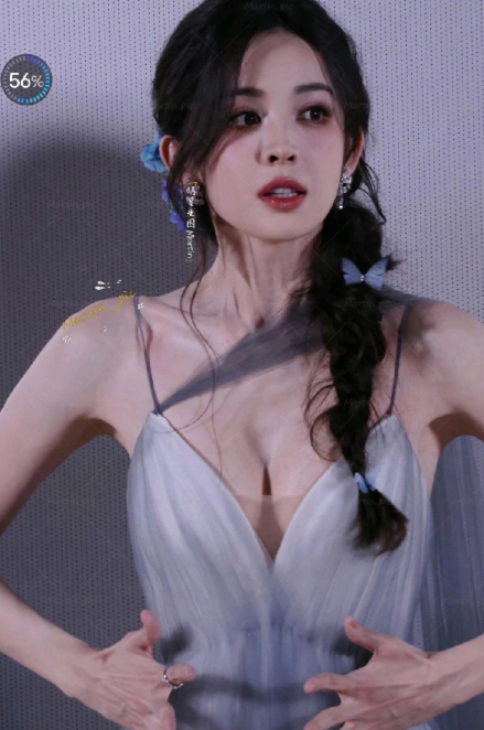 娜扎怎么瘦成这样了？娜扎身高172，体重才80斤，她的锁骨凹陷，肩胛骨突出， 四