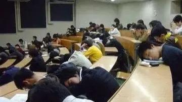 越来越多的大学生明知专业是冷门，还要一门心思一条路走到黑，把“不听劝”当清高：这样的失业，怨不得别人