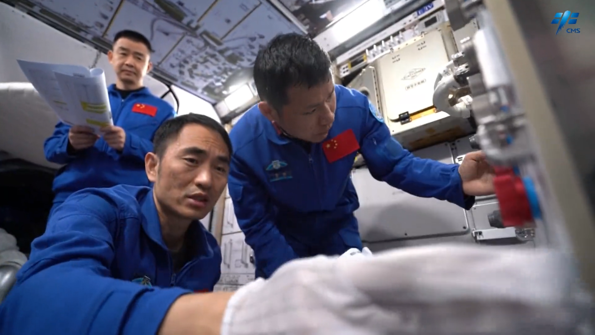 陈冬创造在轨飞行400天纪录，神舟二十一号转运完成，择机待发！发射在即！神舟二十一号转运完成，陈冬刷