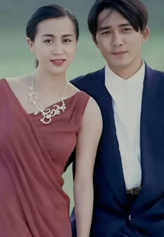 22岁刘嘉玲与29岁梁朝伟拍拖时的合影。两人一起几十年恩爱如初，这在香港娱乐圈实