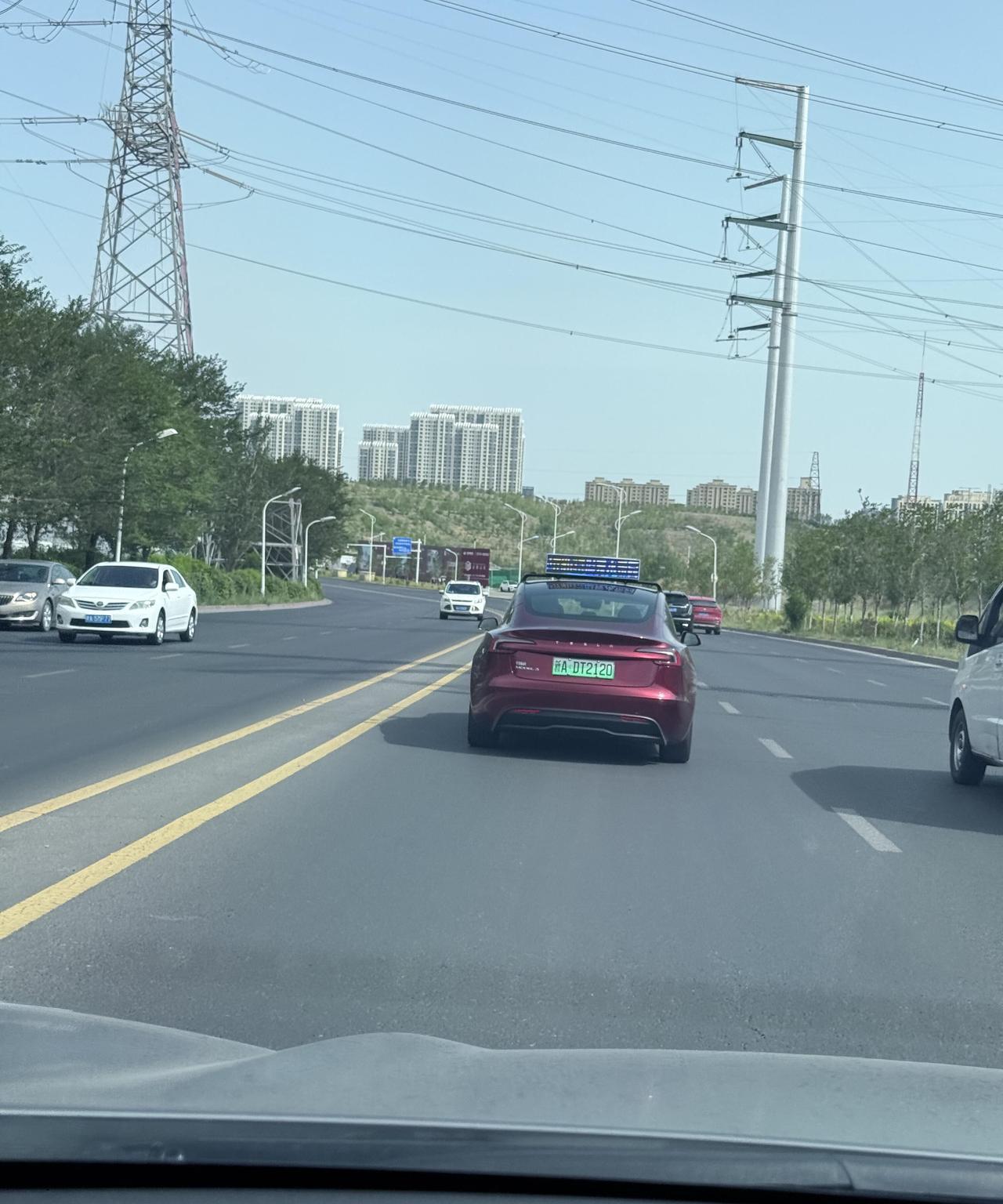 好家伙，货真价实的特斯拉Model 3出租车，我寻思这车主高低也是出来体验生活来