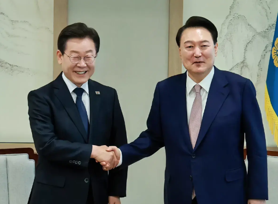 重磅消息！韩国最大在野党党首李在明昨天辞去党手职务后，刚刚正式宣布将参加韩国大选