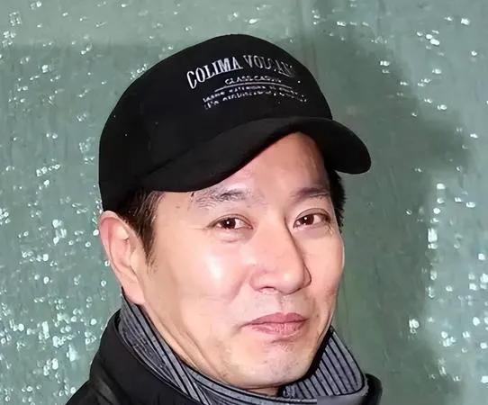 55岁的姚刚，一生潇洒自在，无妻无子却活出独特风采。他购置千万豪宅独自居住，享受